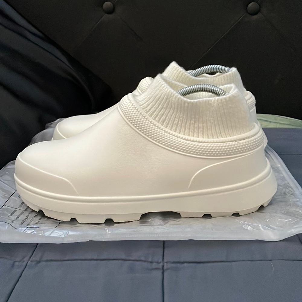 Women’s fuzzy/lined clogs